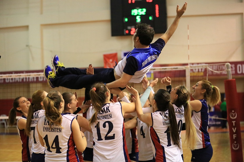 https://eski.socratesdergi.com/wp-content/uploads/2015/05/kadınvoleybol.jpg