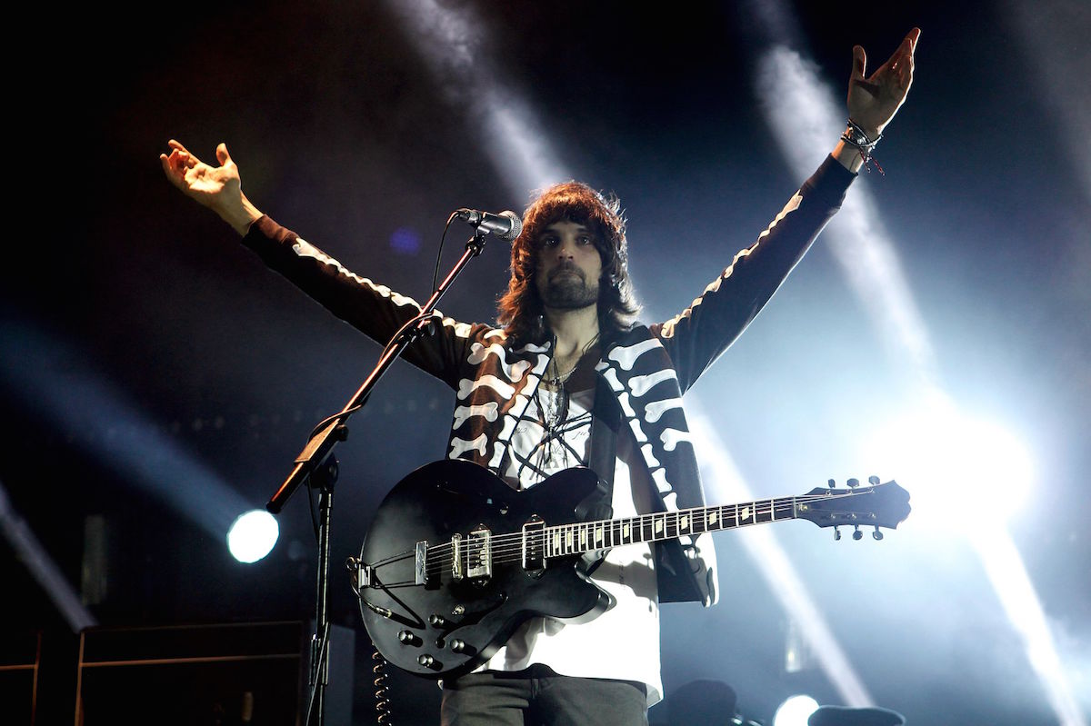 https://eski.socratesdergi.com/wp-content/uploads/2015/08/Sergio-Pizzorno-of-Kasabian-performs-live-on-stage-at-Brixton-Academy-on-August-20th.jpg