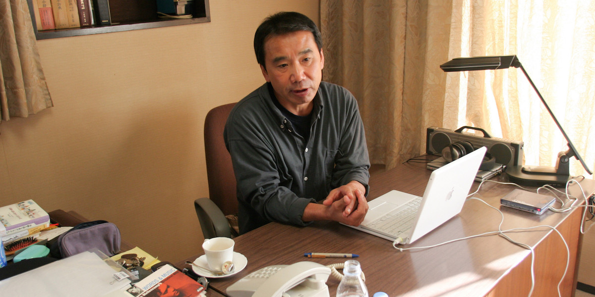 https://eski.socratesdergi.com/wp-content/uploads/2015/10/haruki-murakami.jpg