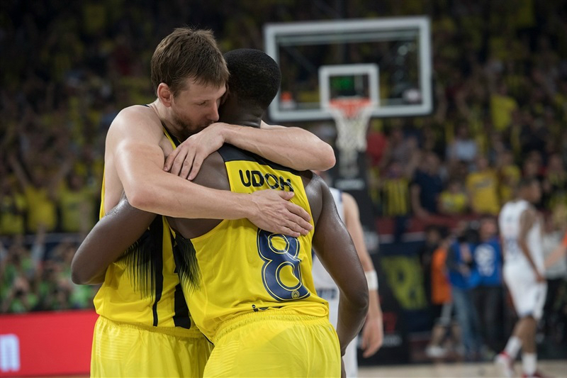 https://eski.socratesdergi.com/wp-content/uploads/2017/05/Jan-Vesely-Ekpe-Udoh.jpg