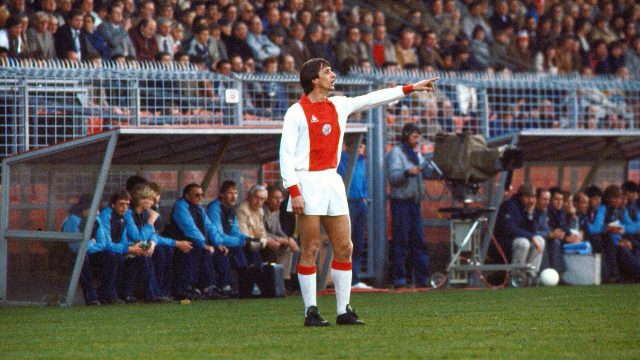 https://eski.socratesdergi.com/wp-content/uploads/2020/03/nss-sports-ajax-cruyff-stadio-5-640x360.jpg